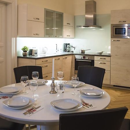 Modern Apartment Vsehrdova Прага Экстерьер фото