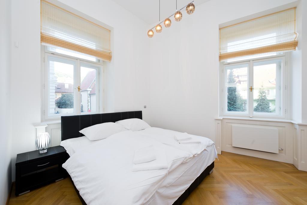 Modern Apartment Vsehrdova Прага Номер фото