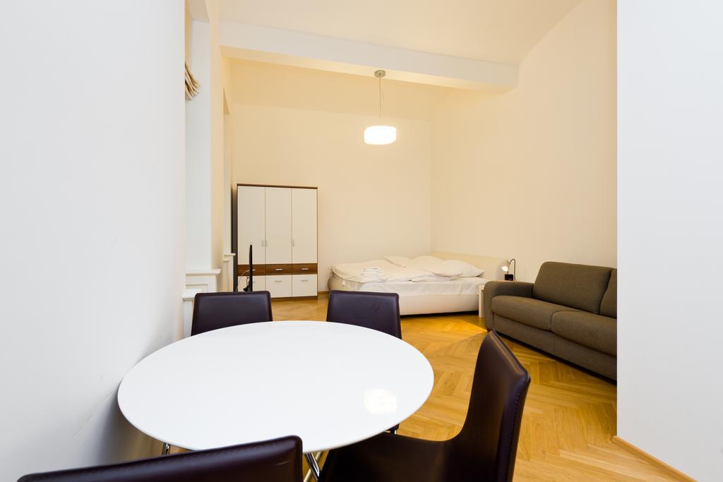 Modern Apartment Vsehrdova Прага Номер фото