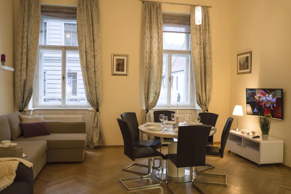 Modern Apartment Vsehrdova Прага Экстерьер фото