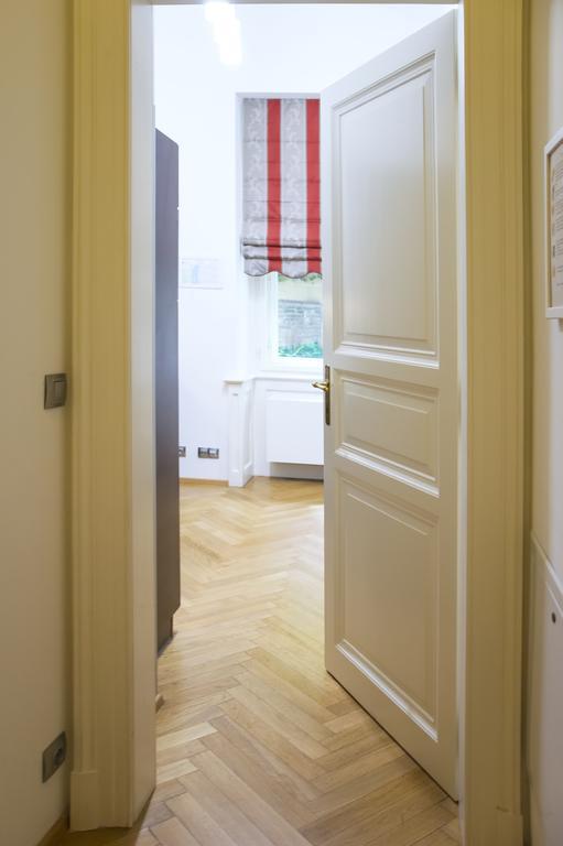 Modern Apartment Vsehrdova Прага Экстерьер фото